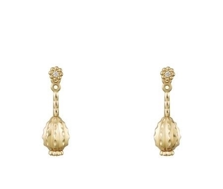 卡地亚金耳环 安洁莉娜裘莉不用钻石撑场 戴两副卡地亚金耳环展霸气