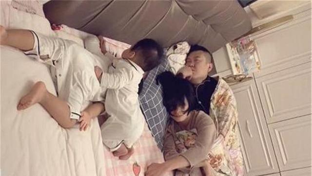 小宝|一家四口的“睡姿”让人捧腹,网友:这孩子怕不是充话费送的?