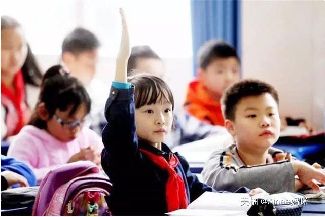 幼儿园小朋友套路多，看见妈妈接自己放学，小脸顿时“晴转多云”