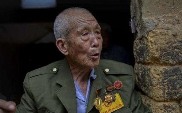 挖出|抗战老兵隐藏身份,将证件埋在老家院里,30多年后挖出成这样