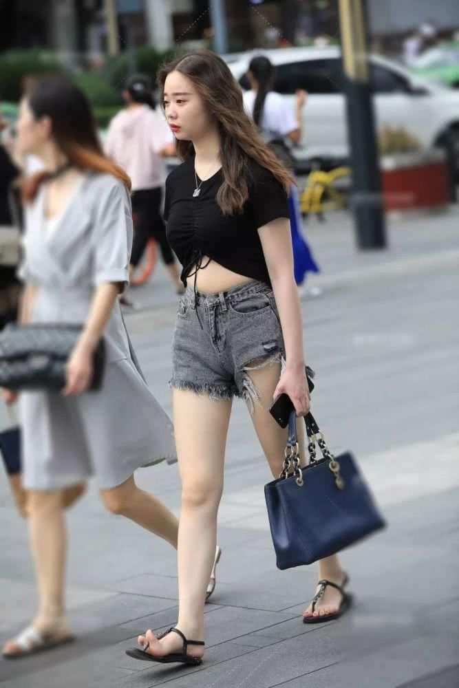 街拍美女极品清纯短牛仔小姐姐，走在街头，彰显女神风采