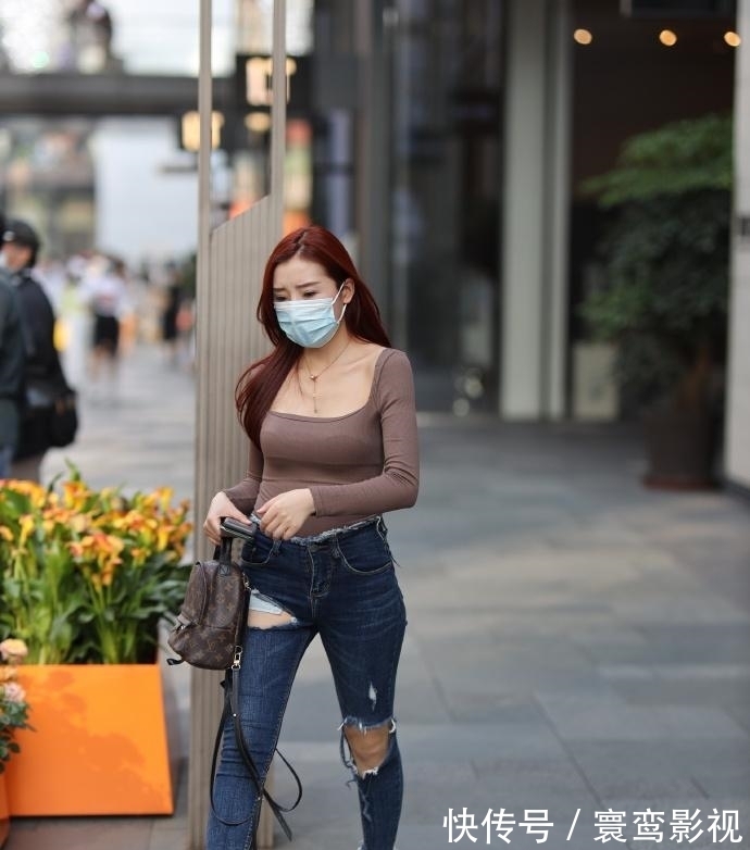 女生 微胖女生的秋季穿搭,选择时髦“大破洞”牛仔,轻松“高人一筹”