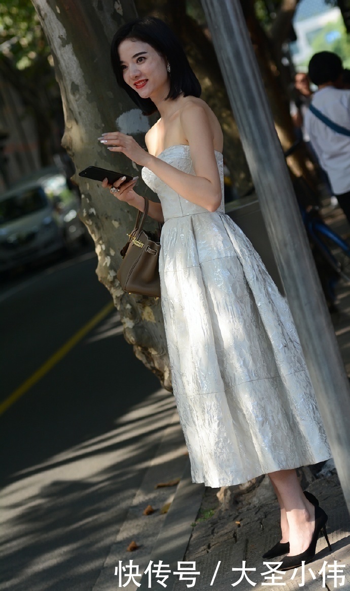 美女街拍短发小姐姐一袭抹胸白裙仙气十足,韵味悠扬