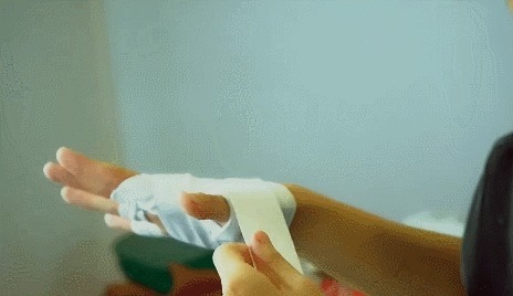 《龙拳》王一博台后与前辈握手，却被绷带逼疯，在台上偷偷比爱心