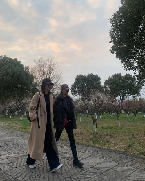 马伊琍终于换风格，穿灰色皮草混搭卫衣，时髦减龄又不失高级