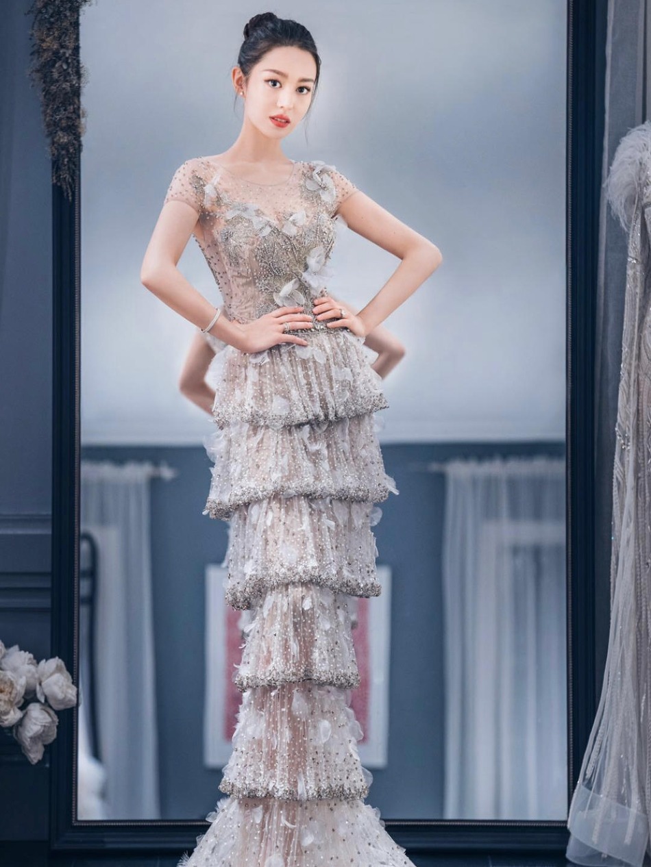 薄纱|郎朗的小娇妻吉娜身材绝了!穿薄纱连衣裙展现S曲线感,高级优雅