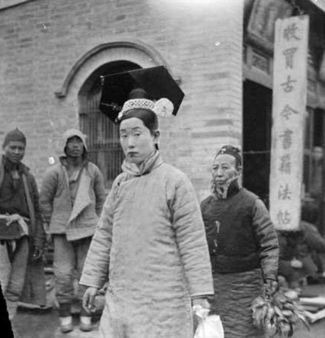 老照片|清末民初老照片真实的“黄飞鸿与十三姨”，出宫溜达的宫女