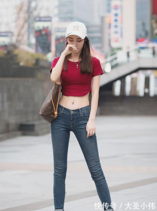 紧身衣|美女街拍:美女秀A4腰,自信满满,身材真棒!