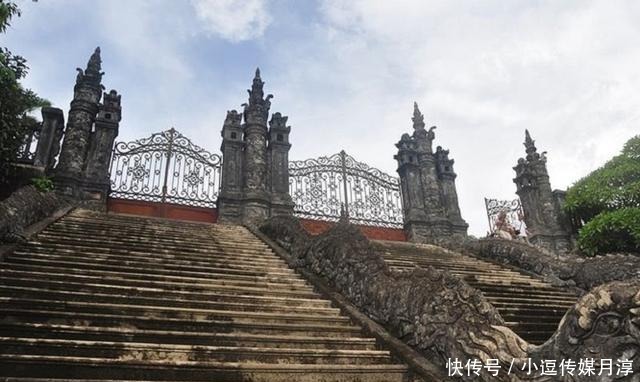 同庆皇帝|最崇洋媚外的皇帝：身高一米五，只喝洋酒，死后陵墓是欧式风格