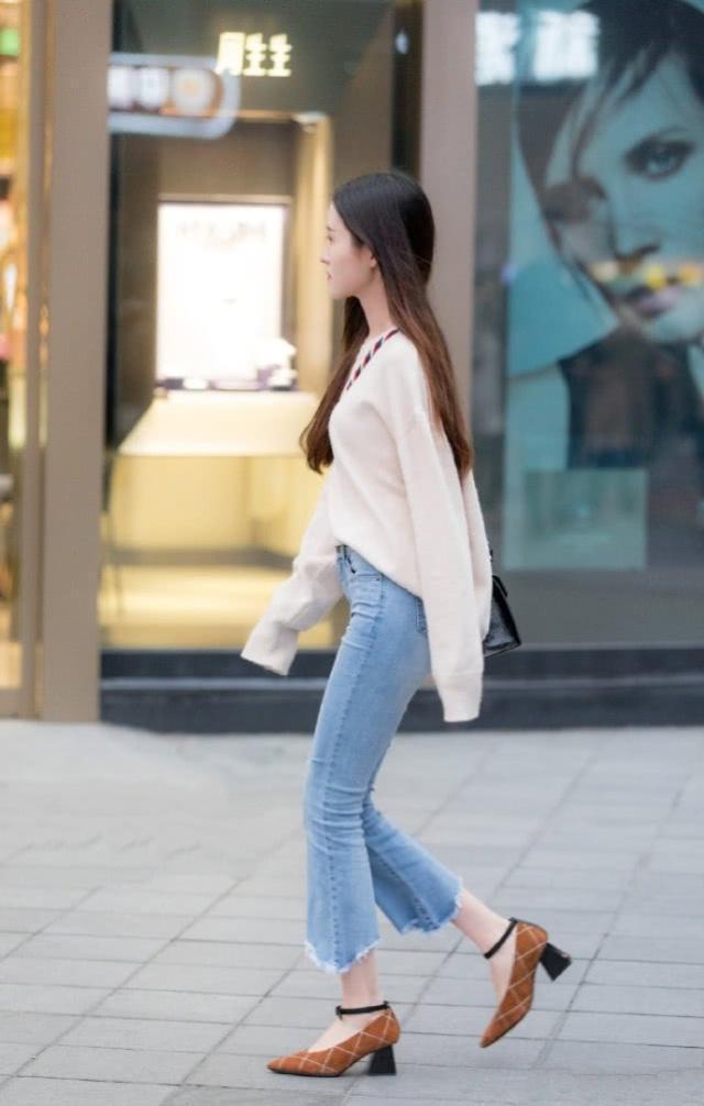 街拍:清爽靓丽的短发美女,穿黑色的吊带连衣裙,时尚大气