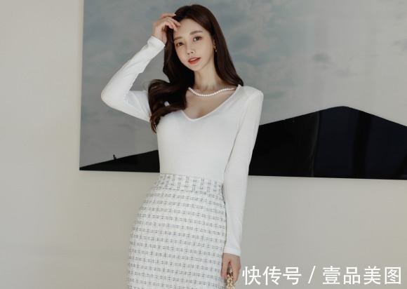 时尚搭配|女神孙允珠的时尚搭配:简式拼搭圆弧挂领休闲打底衫