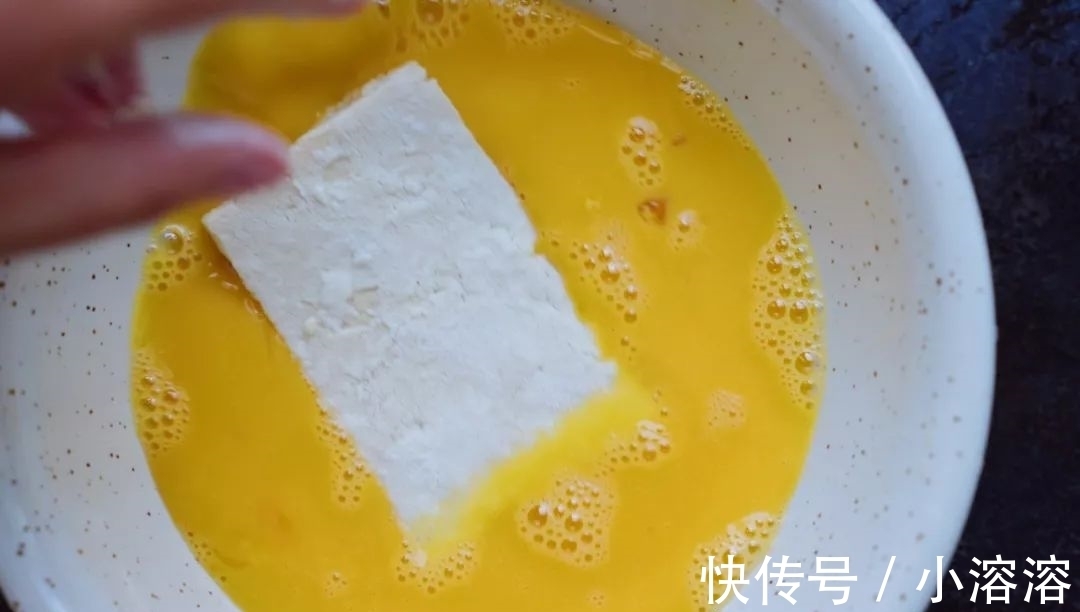 酸甜汁|做豆腐时多加一个鸡蛋,外皮酥脆,酸甜可口,家里人都喜欢吃!