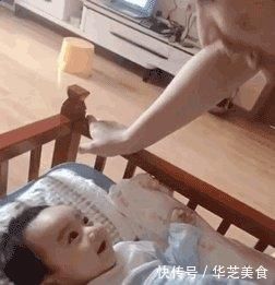 上辈子|天使宝宝，自己喝奶，自己哄自己睡觉，网友：上辈子拯救了银河系