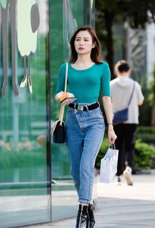 牛仔裤穿搭的个性帅气一些才好看,让你轻松美出自己的风格