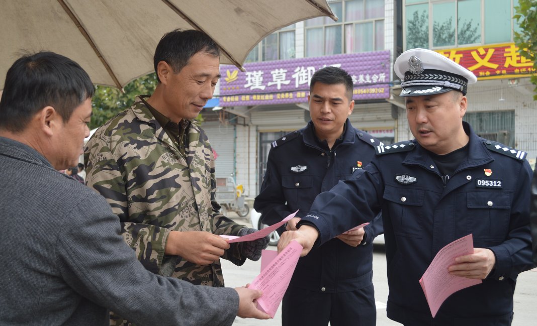 菏泽交警开展美丽乡村行交通安全宣传活动