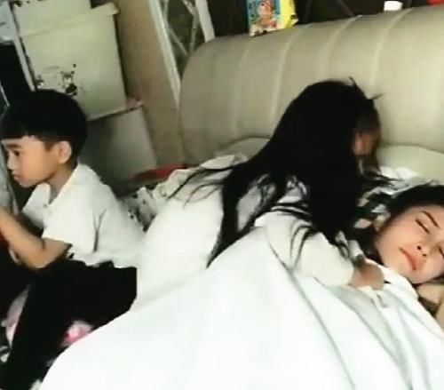 小手|宝宝有种“示爱”叫磨人，挺讨厌的但却是真爱，宝妈可别暴力制止