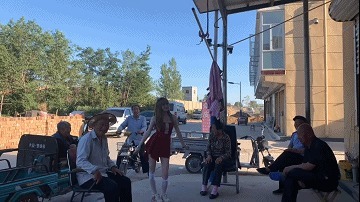 |搞笑趣图:姑娘,你这射箭姿势看着不太标准啊