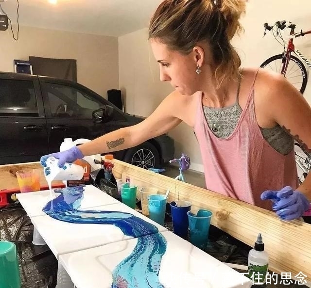 画画|从未学过画画的美女,28岁喜欢玩颜料,一天卖画30万,自嘲是瞎画