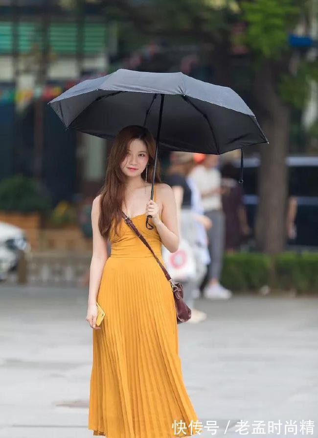 微胖 街拍:小姐姐高跟鞋搭配连衣裙,让女性散发出优雅迷人的气息