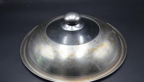 不管锅盖有多脏,不用任何洗涤剂,轻轻一擦洁净如新,方法太棒了