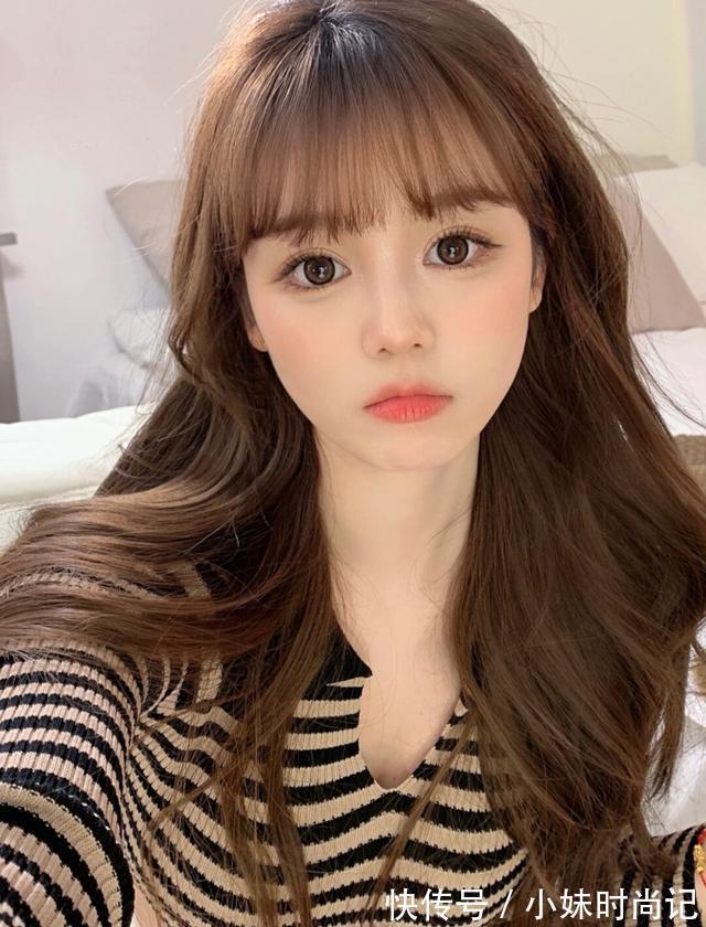 妆容|美女漂亮了穿什么都好看,V领薄款毛衣再搭配上减龄妆容,漂亮