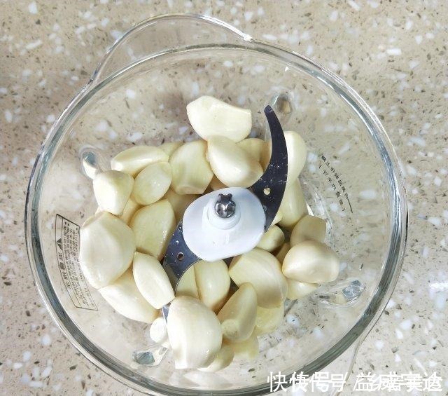 蒜米|酥炸金蒜蓉,家里常备着,入菜、拌面、煮汤全靠它!