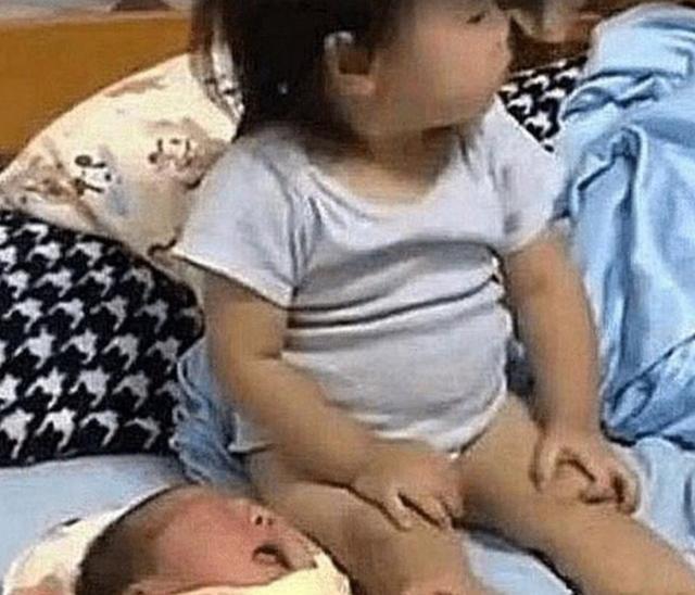 内心|2岁姐姐被3个月大弟弟吵醒,一看妈妈不在,姐姐做法太有爱了