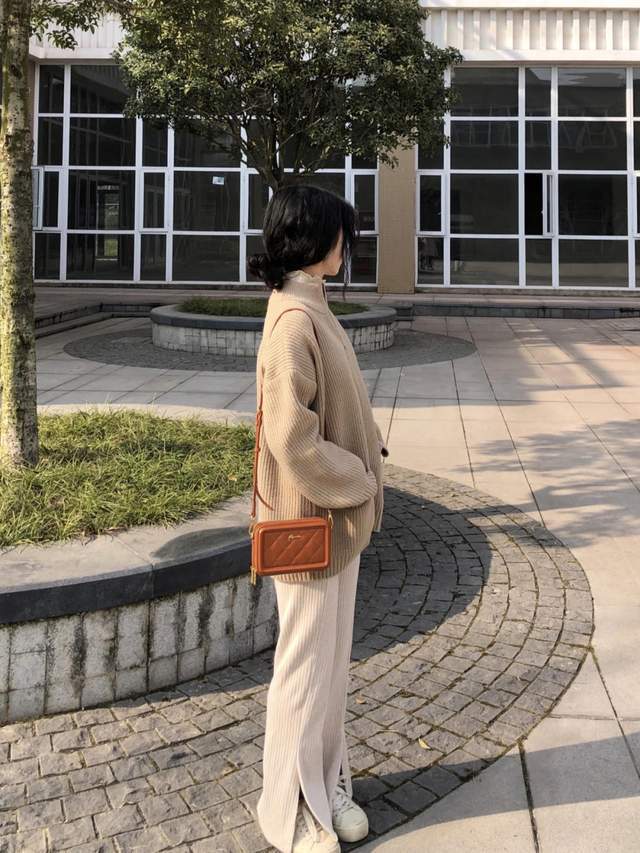 毛衣 秋季,牛仔裤怎么穿才好看?泡泡袖衬衫+阔腿牛仔裤,复古洋气