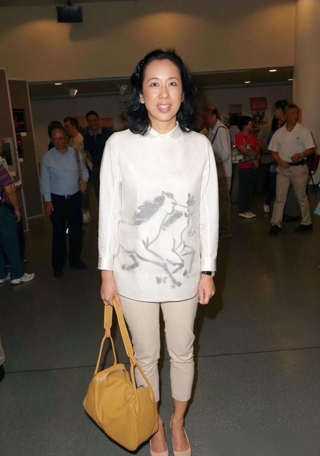 朱玲玲换发型苍老不少,无刘海修饰额头光秃,但穿搭素雅气质醉人