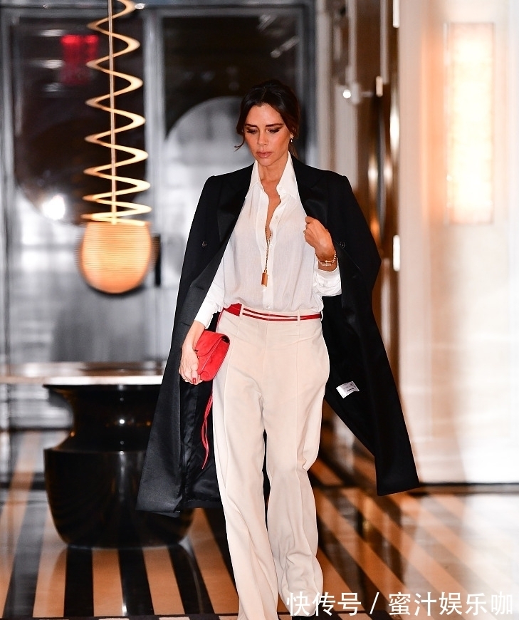 女王|贝嫂曾创造过“无跟鞋”,这次又穿“开洞裤”,女王时尚太大胆!