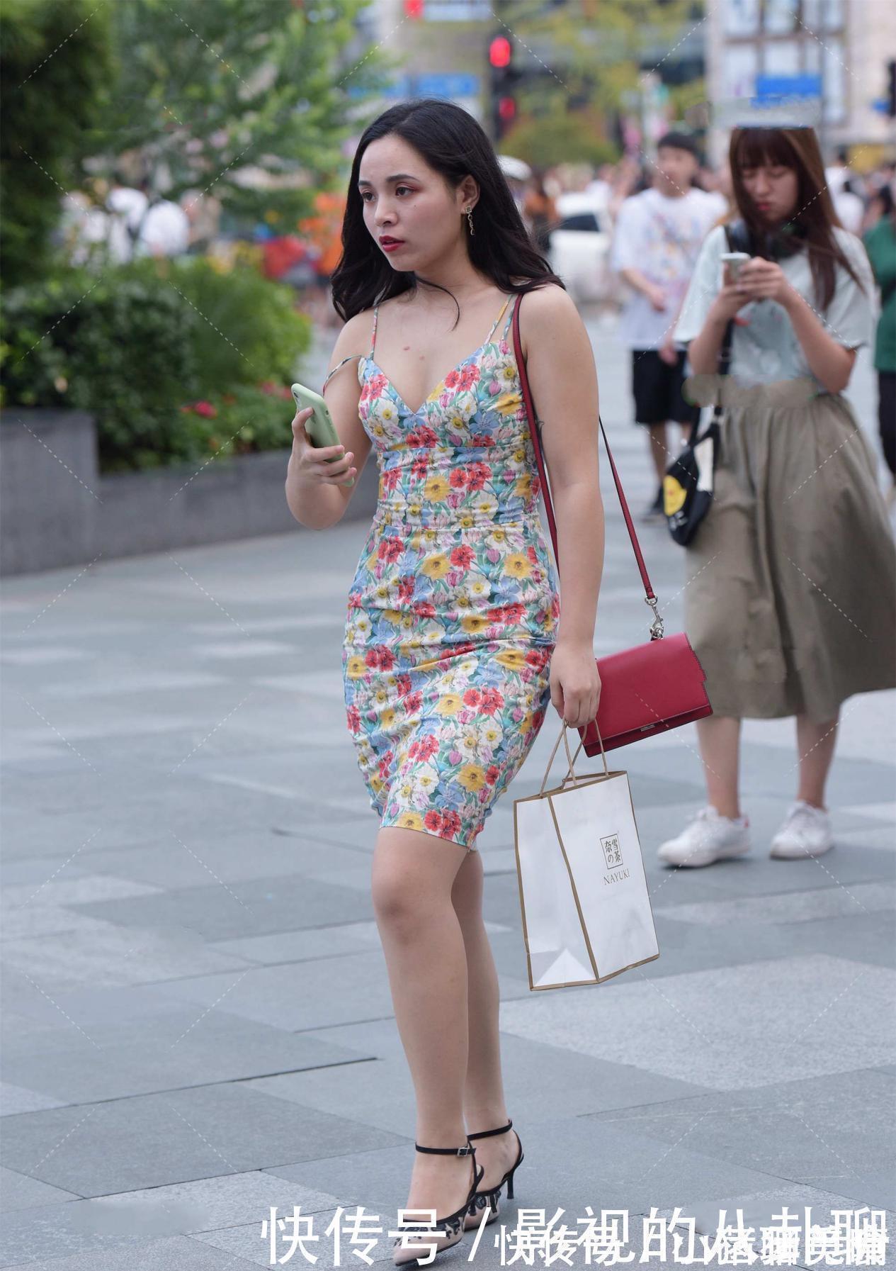 时尚 色泽丰富的碎花裙,时尚靓丽,富有青春活力气质