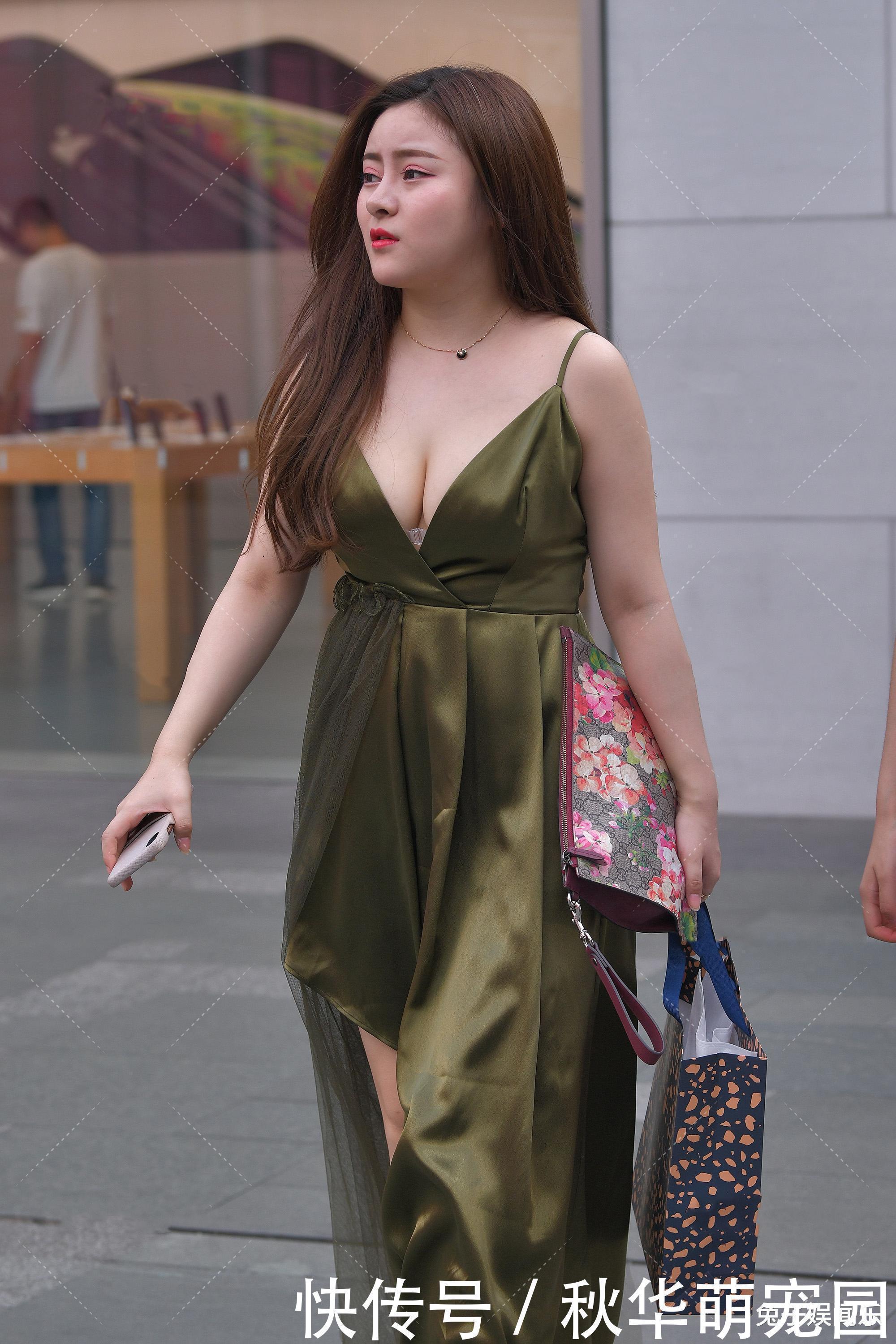 鞋带 贵妇逛街高跟鞋不牢固,只好用鞋带缠在脚上,脚趾不嫌难受?