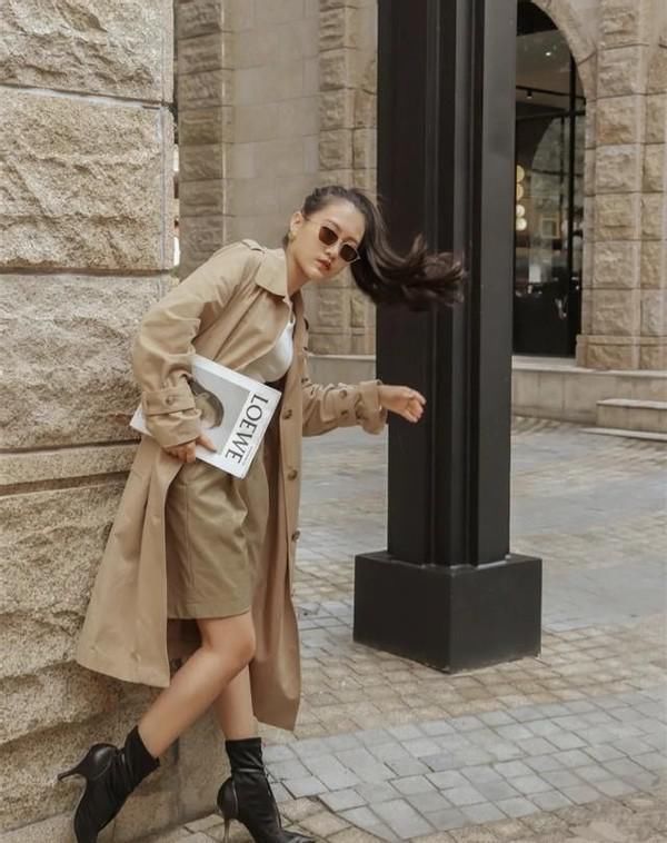 最近火了一种穿搭叫：“大衣+裸靴”，早春就这么穿，时髦显气质