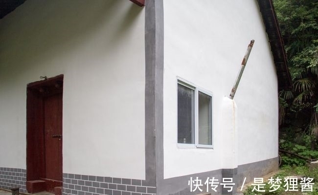 窗户边有烟道,烟道上有一截烟囱,看来这里是厨房.