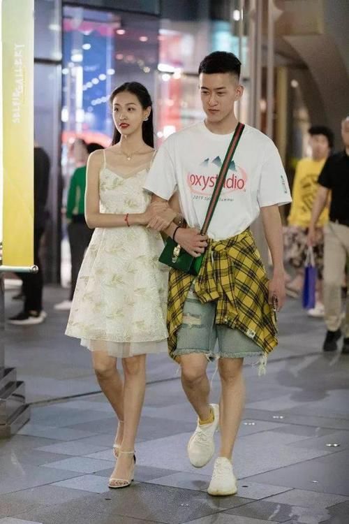 美女黑色针织连衣裙搭配一双简约的小高跟鞋，彰显出时尚的个性