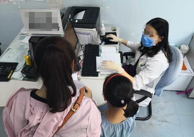 儿科医生|10岁女孩骨龄达14岁,身高停滞不前,医生:这些食物少给娃吃