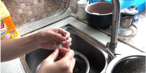  做白灼虾时，千万不要傻傻的冷水下锅煮，多加这1步，虾肉更鲜嫩