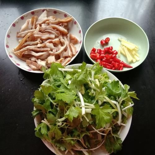香芹炒猪耳，脆嫩可口，美味下饭菜
