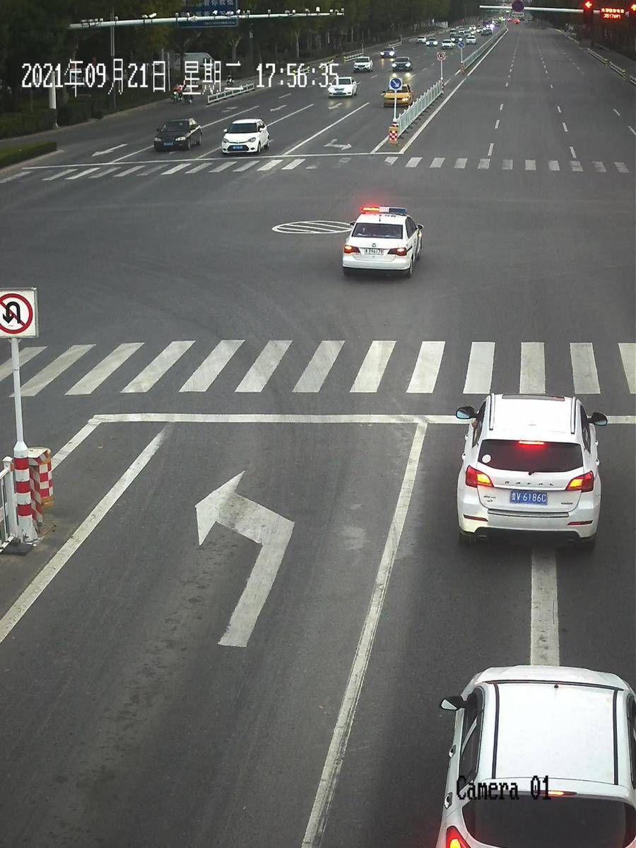 警察叔叔|“乐乐，看见警察叔叔了吗？”坐上警车，昏迷的孩子被妈妈唤起…