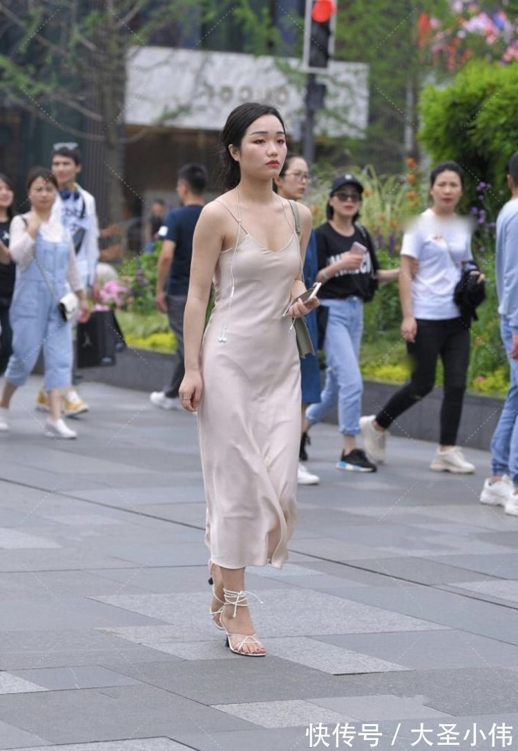 街拍 美女街拍:牛仔裤还加入了修身的剪裁,进而从都市街头中脱颖而出