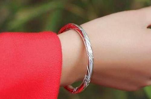 很多女性佩戴的银手镯，只是为了好看吗？还是对身体有什么好处？