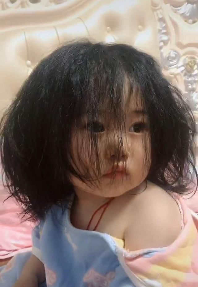 睡觉的时|宝宝一觉醒来,睡衣变成了“露肩装”,呆萌可爱的模样笑翻妈妈