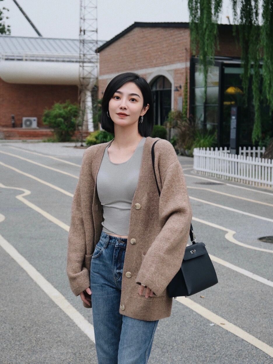 针织开衫|秋天，牛仔裤怎么穿才高级？和针织衫或背心搭配减龄洋气，超好看