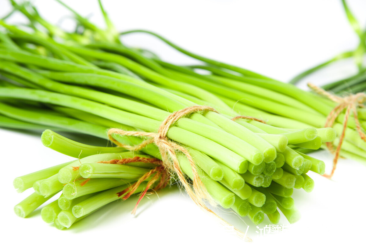 辣椒油|市场碰见这菜别错过,买来不炒不炖,烫熟后撕成条,拌上蒜汁真香