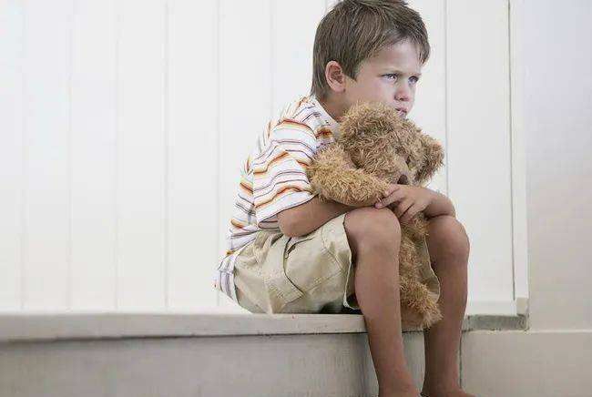 家庭|这3类家庭容易把孩子培养成“软柿子”,上学后可能经常被人欺负