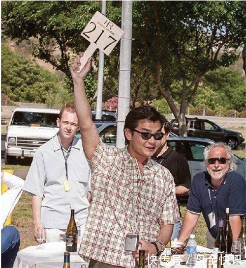 拍卖会#一群美国富翁想救华裔小哥出狱,不为别的,只因他造的假酒太好喝