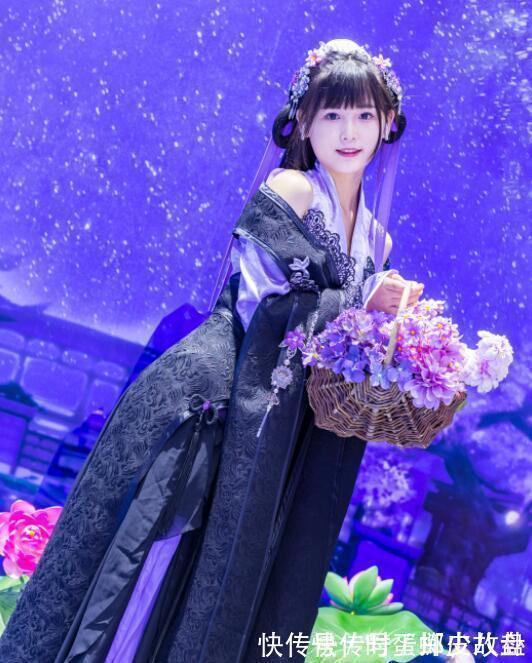 CJ|剑网三Coser有多狠?CJ现场35度高温穿貂皮上场,路人看着都热