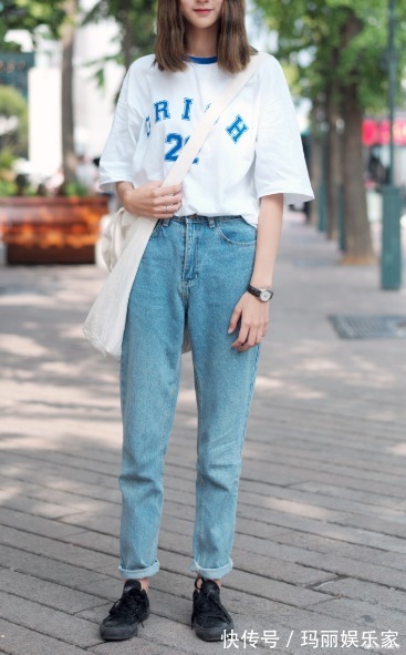 上衣 宽松上衣搭配牛仔裤,减低身材不匀称感,彰显个人魅力