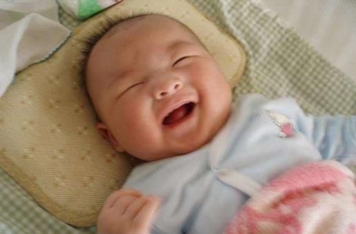 新生儿这个行为出现越早,说明大脑发育越好越聪明,你家宝宝有吗