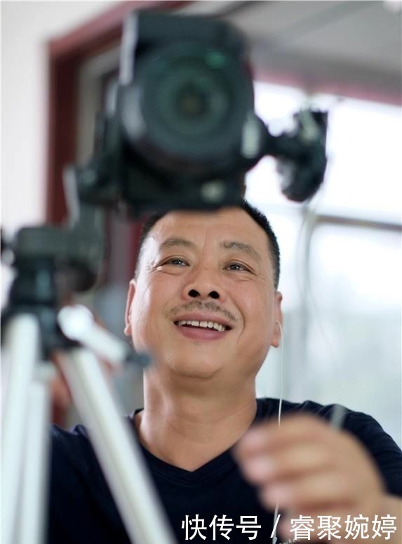 抖音|公司老板带员工跨界玩抖音,大笑称达到了人生的巅峰